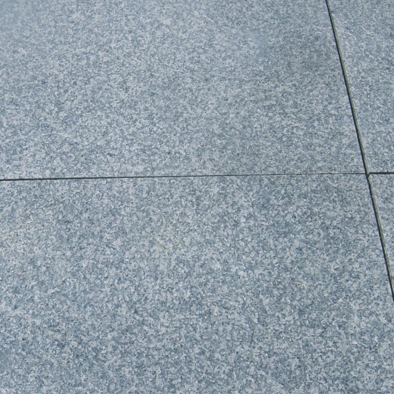 Nachher Natürliche Steinoberfläche nach erfolgreicher Rostentfernung, vollständig sauber und frei von Rostspuren.