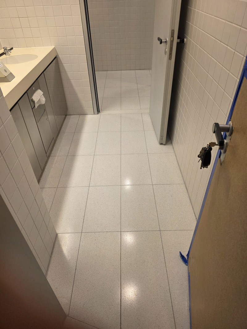 Heller Fliesenboden im Sanitärraum nach der Reinigung