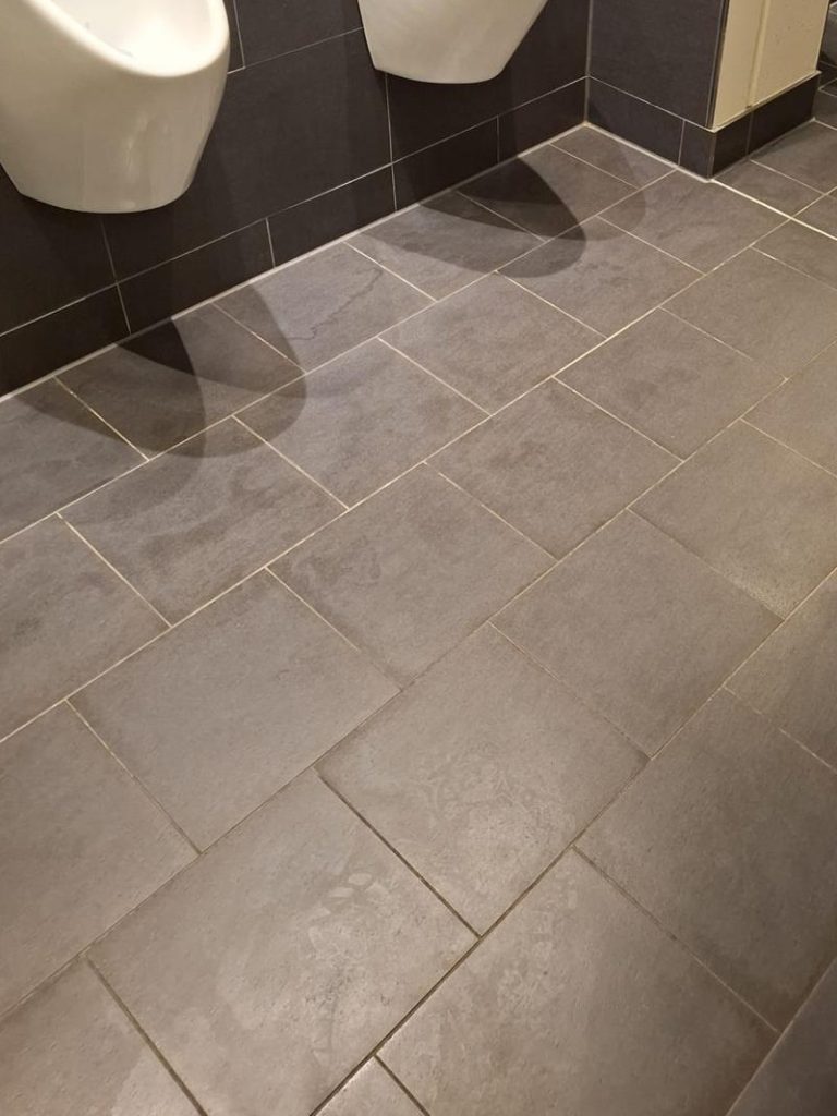 Feinsteinzeug im Sanitärbereich mit sichtbaren Schlieren vor der Reinigung