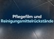 Dunkler Fliesenboden mit dem Schriftzug Pflegefilm und Reinigungsmittelrückstände