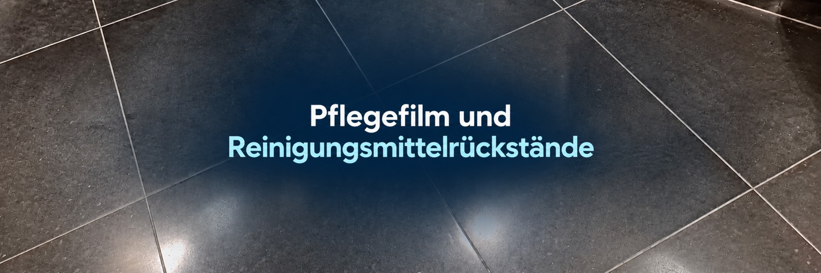 Dunkler Fliesenboden mit dem Schriftzug Pflegefilm und Reinigungsmittelrückstände